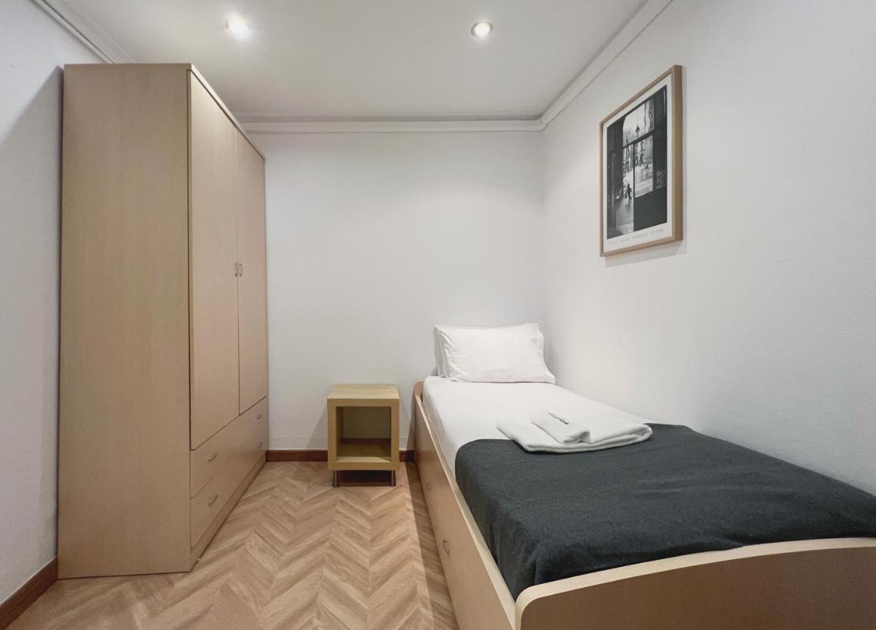 Stay U-Nique Apartments Calabria Barcelona Bagian luar foto